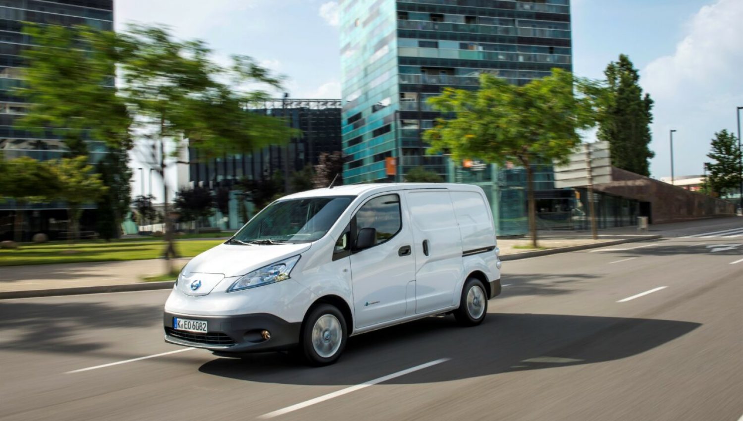 Nissan retailers open order books for longer-range 100% electric e-NV200 with Limited Edition 2.ZERO